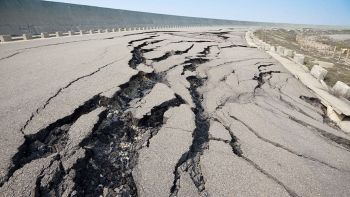 Asfalto spaccato per il terremoto