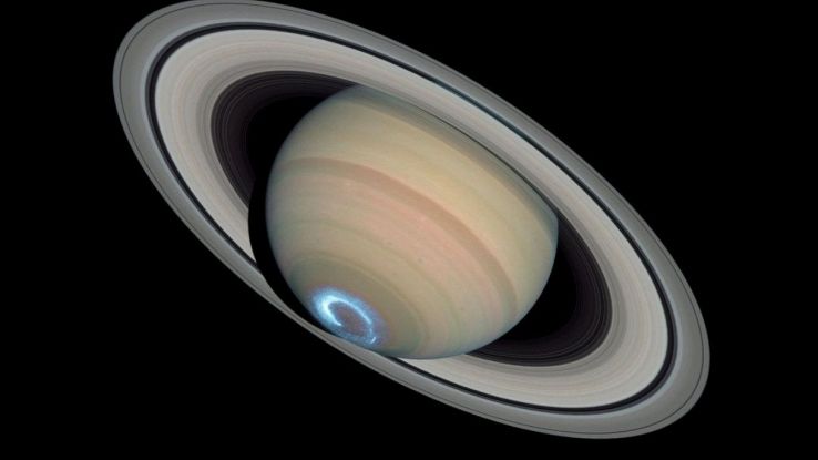 Un bagliore blu su Saturno