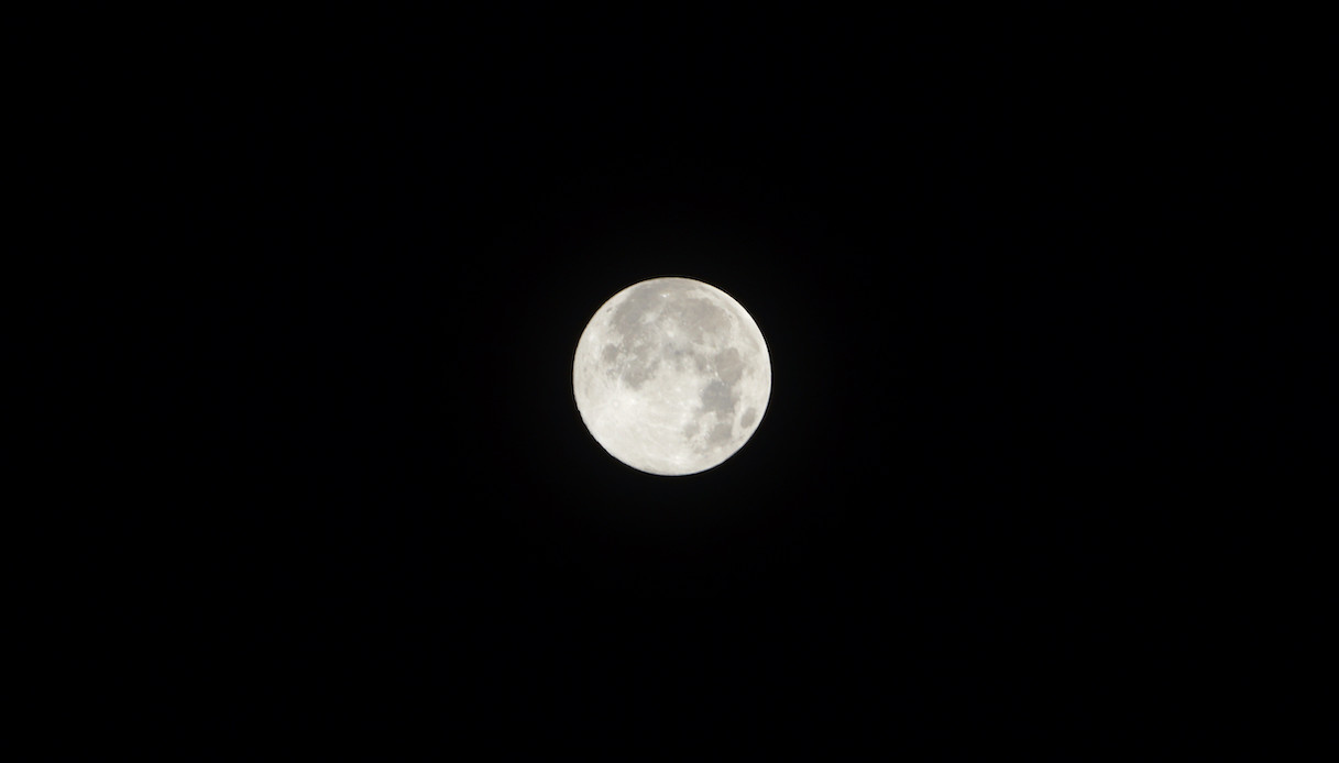 Arriva la Luna Piena Fredda oggi 27 dicembre 2023, a che ora vedere  l'ultimo plenilunio dell'anno