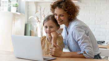 Mamma e figlia davanti al computer