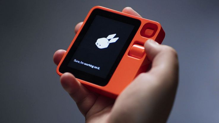 Rabbit R1 si aggiorna, come cambia il wearable AI e cosa può fare