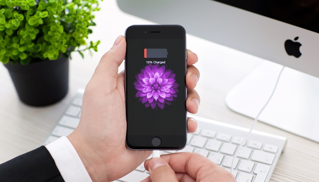 https://wips.plug.it/cips/tecnologia/cms/2024/02/batterie-iphone.jpg