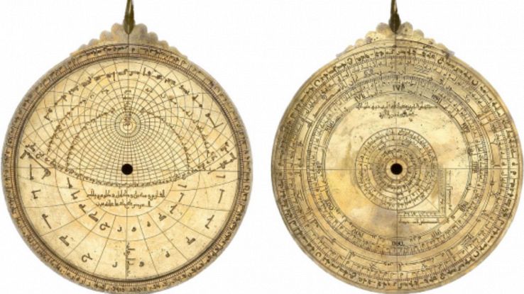 Astrolabio inciso in più lingue