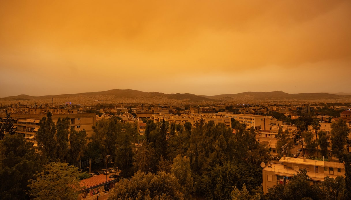 Η Αθήνα, η σκόνη της ερήμου Σαχάρας έχει χρωματίσει τον ουρανό κίτρινο