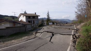 Terremoto, non uscire di casa