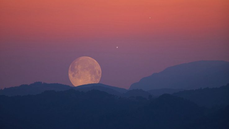 La Luna in un cielo rossastro