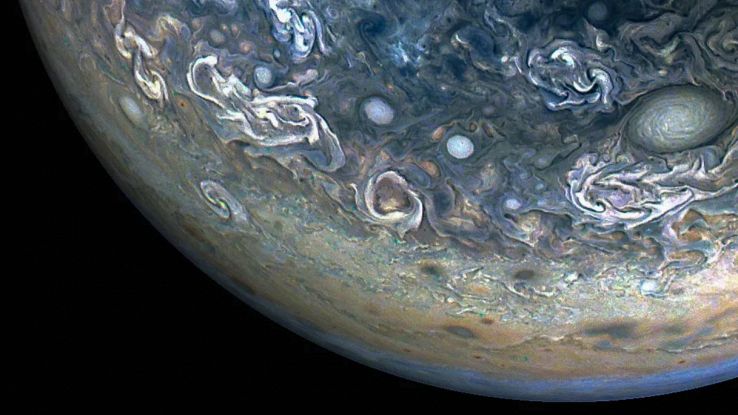 Le tempeste cicloniche nell'emisfero settentrionale di Giove catturate da Juno