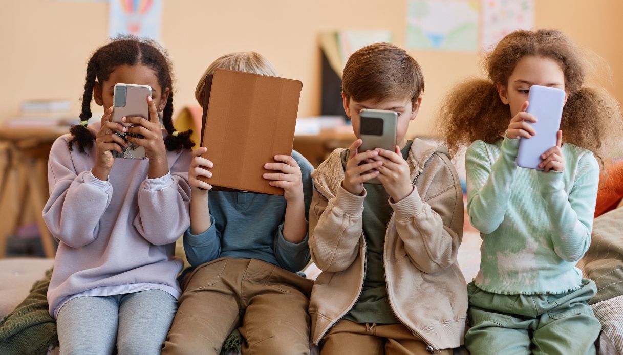 https://wips.plug.it/cips/tecnologia/cms/2024/08/bambini-smartphone.jpg