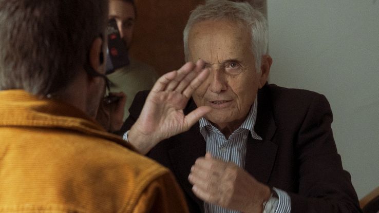 C’è la nota vicenda che ha coinvolto Enzo Tortora al centro della nuova serie tv Portobello, la prima prodotta da Our Films insieme a Kavac Film, in coproduzione con Arte France e in collaborazione con The Apartment Pictures, società del gruppo Fremantle. Composta da sei episodi, la serie tv è diretta da Marco Bellocchio, uno dei registi più apprezzati nel panorama italiano e già premiato, tra gli altri, con il Leone d'argento per la regia e il Leone d’oro alla carriera alla Mostra del Cinema di Venezia. Di cosa parla la serie Portobello La serie tv Portobello porta sullo schermo, riletta con lo sguardo di Bellocchio, la clamorosa storia di malagiustizia che ha avuto come vittima Enzo Tortora, conduttore del programma Portobello (in onda dal 1977 per sette edizioni). Volto noto della tv italiana, di cui è considerato uno dei “padri fondatori”, Tortora è stato accusato da alcuni collaboratori di giustizia di essere parte di un’associazione camorristica che si occupava di traffico di stupefacenti. Recluso in carcere e processato, solo dopo alcuni anni è stato definitivamente assolto da ogni accusa. L’arresto è avvenuto il 17 giugno 1983. Dopo sette mesi di reclusione, fu liberato nel gennaio del 1984. Il 17 settembre 1985 però i due pubblici ministeri del processo, Lucio Di Pietro e Felice Di Persia, ottennero la condanna a dieci anni di carcere. Riconosciuto innocente nel 1986 e assolto definitivamente nel 1988, Tortora morì quello stesso anno, un mese dopo la conclusione di questa assurda vicenda. Il cast della serie tv Portobello su Enzo Tortora Nel cast della serie tv ci sono Fabrizio Gifuni nel ruolo di Enzo Tortora, Lino Musella, Romana Maggiora Vergano e Barbora Bobulova. Tra gli interpreti figurano anche Alessandro Preziosi e Fausto Russo Alesi. La serie è scritta da Marco Bellocchio, Stefano Bises, Giordana Mari e Peppe Fiore. «Tortora subì una grande ingiustizia: arrestato, processato e condannato, fu completamente assolto solo dopo una lunga odissea giudiziaria», ha detto in una nota stampa il regista Marco Bellocchio. «Era un lottatore, ma la lotta lo fece ammalare e morire. Non ne farò un santino, scaverò dentro di lui in una serie perché un film non può contenerlo». Cosa sappiamo della serie tv su Enzo Tortora Le riprese di Portobello sono iniziate a settembre 2024 a Roma e si sposteranno successivamente in Sardegna, in Campania e in Lombardia. La serie tv uscirà prossimamente al cinema e in televisione, ma al momento non sono disponibili altri dettagli su questo fronte.