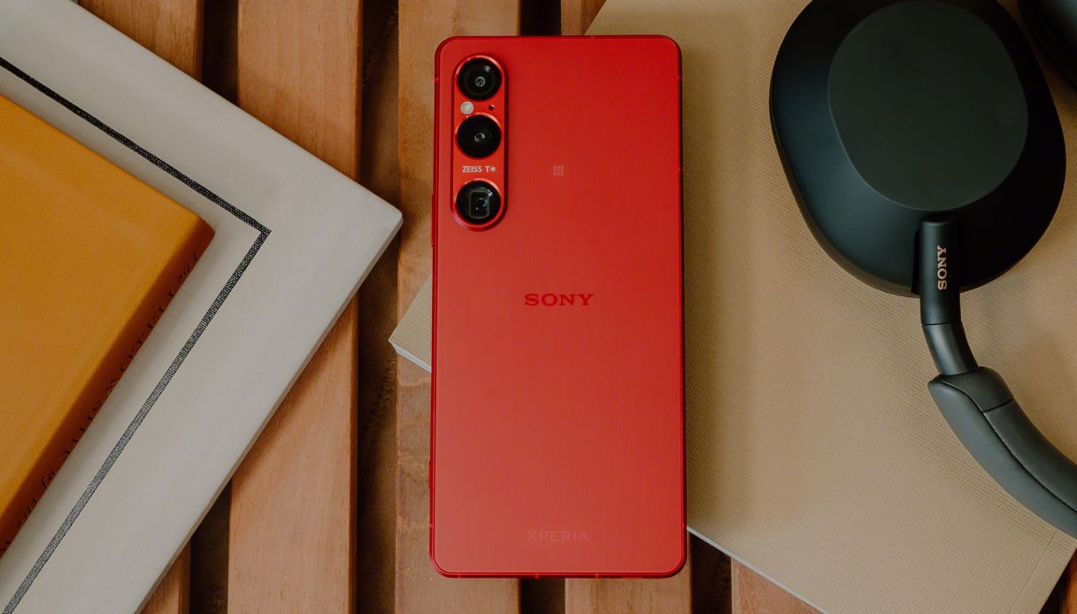 https://wips.plug.it/cips/tecnologia/cms/2024/10/sony-xperia-1-vi-scarlet.jpg