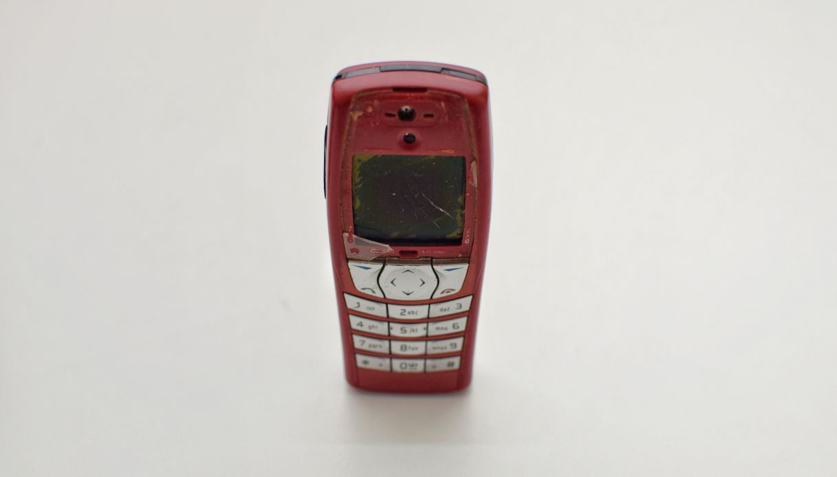 https://wips.plug.it/cips/tecnologia/cms/2024/10/telefono-nokia-feature-phone.jpg