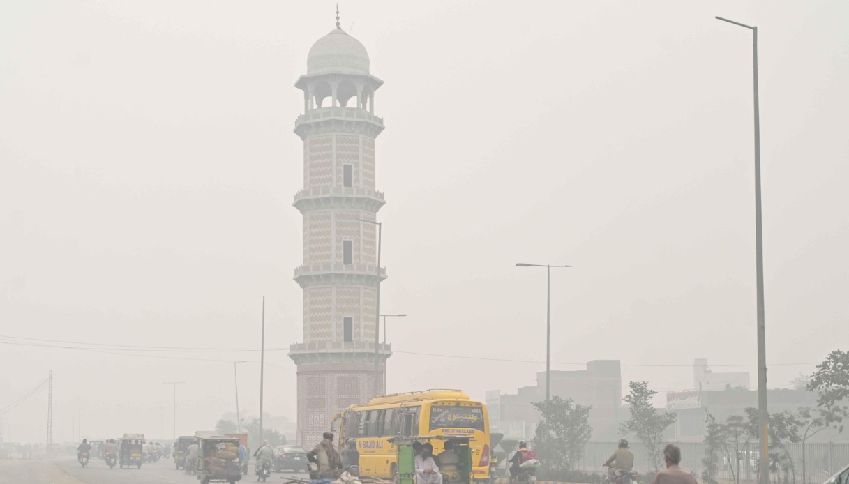 https://wips.plug.it/cips/tecnologia/cms/2024/11/inquinamento-record-una-nube-tossica-di-smog-ha-oscurato-il-cielo-del-pakistan.jpg