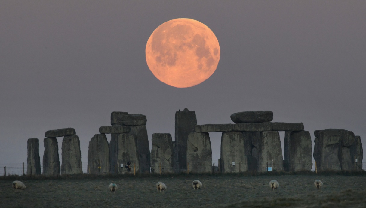 https://wips.plug.it/cips/tecnologia/cms/2024/11/stonehenge-luna.jpg