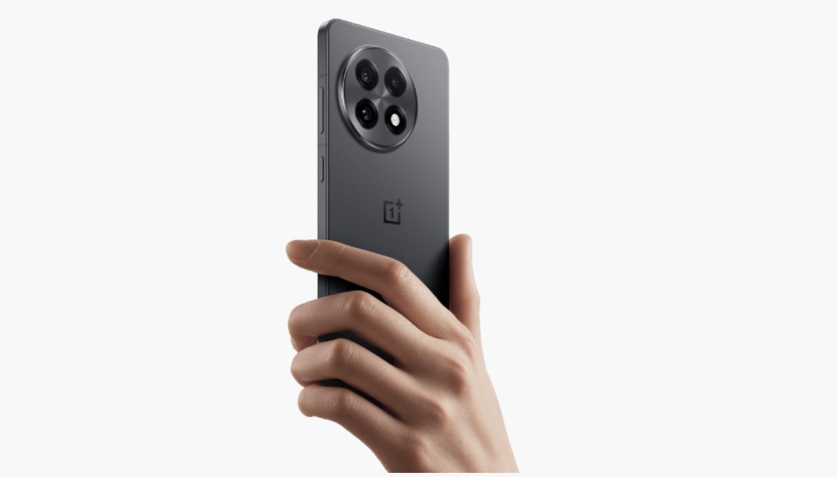 https://wips.plug.it/cips/tecnologia/cms/2025/01/oneplus-13r.jpg