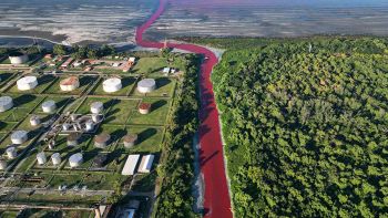 Acqua di un fiume è diventata rossa