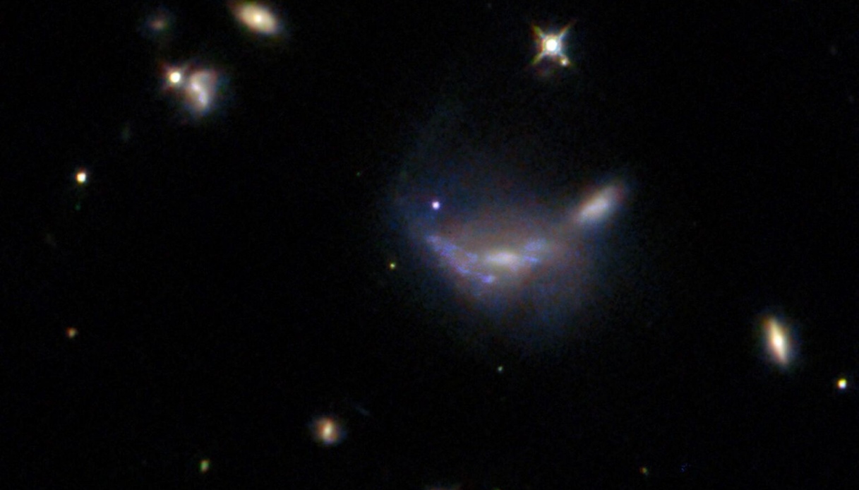 https://wips.plug.it/cips/tecnologia/cms/2025/02/supernova-sn2022aajn-hubble.jpg