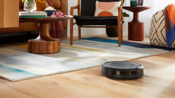 Roomba i5 mentre pulisce un pavimento