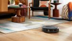 Roomba i5 mentre pulisce un pavimento