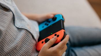 Ragazzo che gioca alla nintendo switch