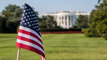 Bandiera USA con sfondo campidoglio e casa bianca
