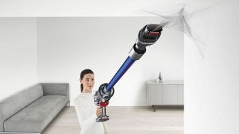 Una donna utilizza la Dyson V11 per pulire l'interno di un armadio