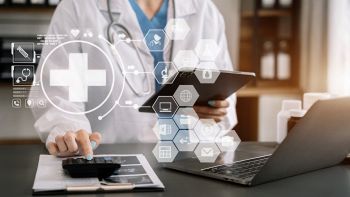 Una dottoressa con un tablet in mano fa conti con la calcolatrice