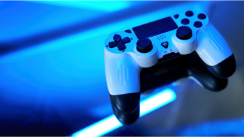 Foto ritraente joystick ps5 su sfondo blu gaming