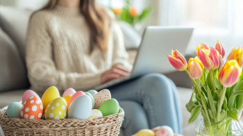 Persona che gioca a pasqua con le uova in primo piano