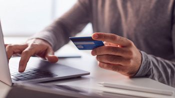 Un uomo acquista un prodotto online e paga con carta di credito
