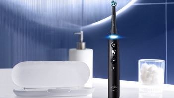 Lo spazzolino elettrico Oral-B IO 6 in uno bagno