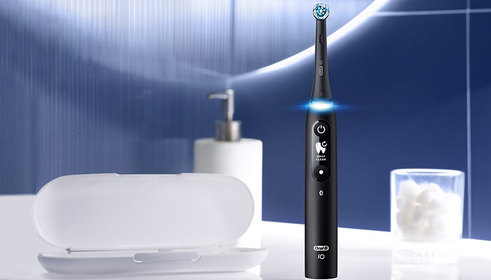 Lo spazzolino elettrico Oral-B IO 6 in uno bagno