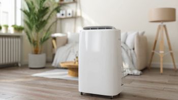 Un climatizzatore portatile in funzione in una staza