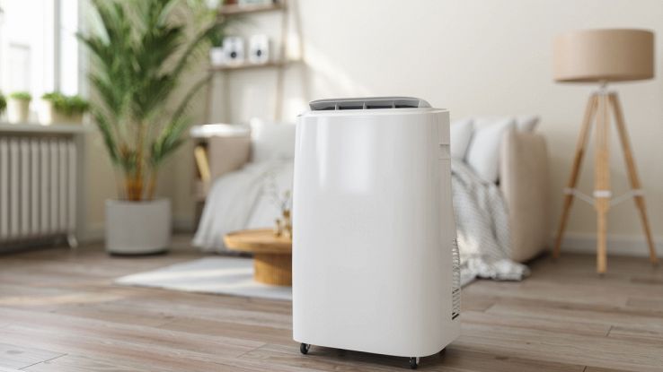 Un climatizzatore portatile in funzione in una staza