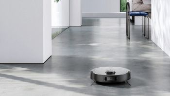 Ecovacs Deebot X1 Omni mentre pulisce un pavimento