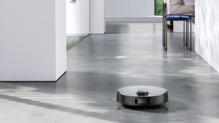 Ecovacs Deebot X1 Omni mentre pulisce un pavimento