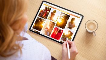 Una donna cerca ispirazioni visive su Pinterest
