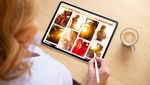 Una donna cerca ispirazioni visive su Pinterest