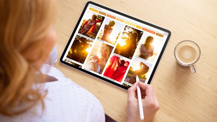 Una donna cerca ispirazioni visive su Pinterest