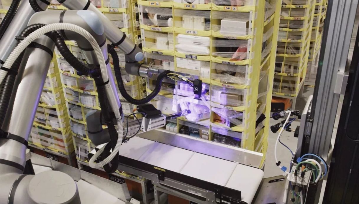 https://wips.plug.it/cips/tecnologia/cms/2025/05/vulcan-robot-dotato-di-tatto-a-lavoro-per-amazon.jpg