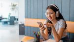 Una ragazza giovane ascolta musica dalle cuffie