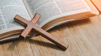 Una bibbia poggiata su un tavolo in legno