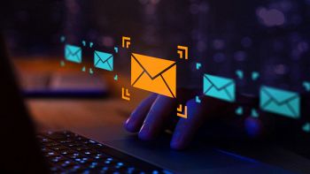 Una grafica computerizzata di un uomo di fronte a un PC con simboli di email che scorrono