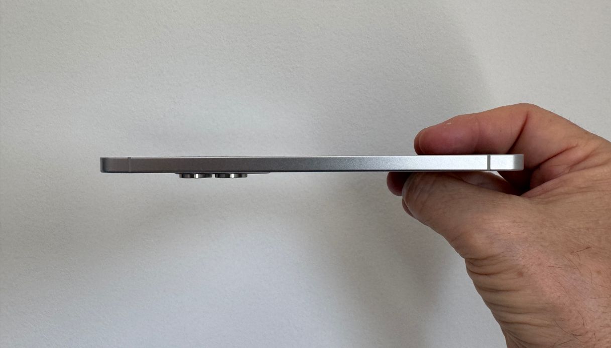 https://wips.plug.it/cips/tecnologia/cms/2025/06/galaxy-s25-edge.jpg