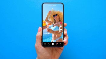 Utente guarda una influencer al mare su TikTok