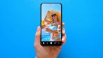 Utente guarda una influencer al mare su TikTok