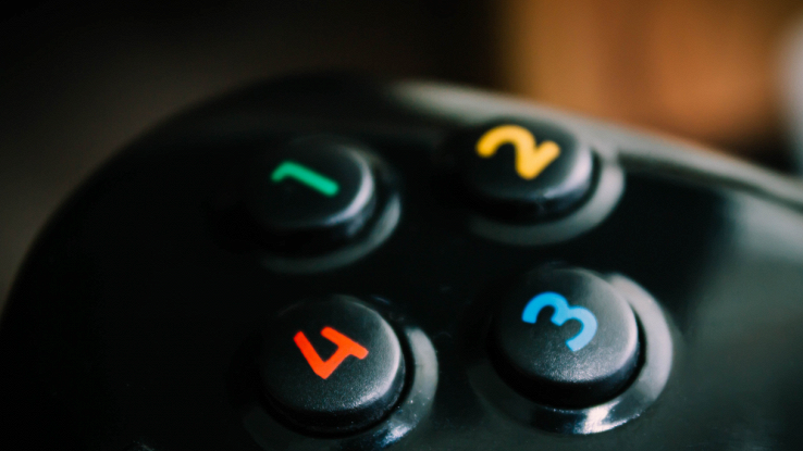 joypad xbox su sfondo neutro con tasti in primo piano