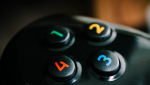joypad xbox su sfondo neutro con tasti in primo piano