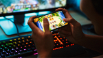 foto di un mobile gaming in azione su cellulare android
