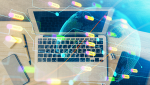 immagine ritraente un pc su un tavolo con connessioni