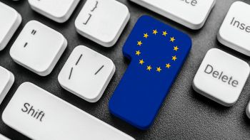 Il tast "Enter" della tastiera colorato con i colori della bandiera europea